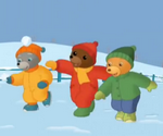 Petit Ours brun fait des boules de neige